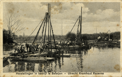 601926 Afbeelding van een oefening door de Genietroepen, waarbij een noodbrug wordt aangelegd bij het Fort Vossegat te ...